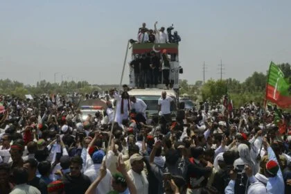 K P police officers barred by Govt from participating in PTIs long march