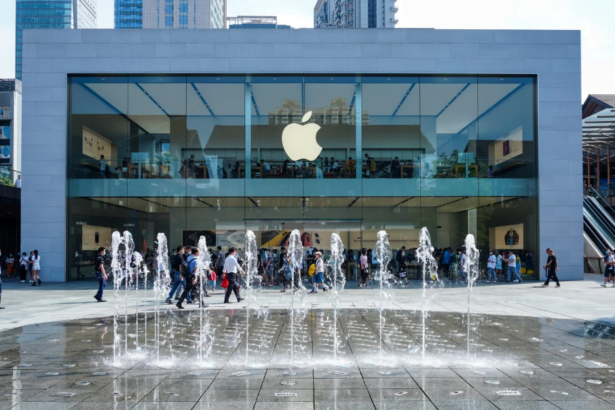 The area of the iPhone factory is placed under COVID lockdown by China