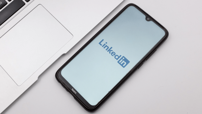 Users can schedule posts using a new feature on LinkedIn 1